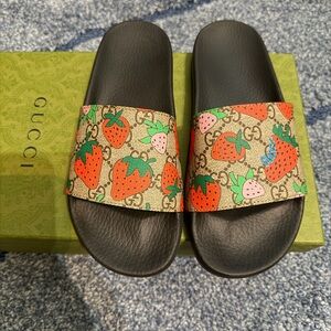 Gucci Womens Strawberry Print Slide Sandals - Black and Tan